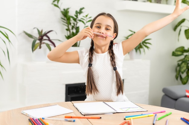 Portret van een glimlachend klein schoolmeisje.