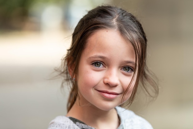 Portret van een glimlachend meisje buiten