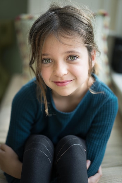 Portret van een glimlachend meisje dat buiten zit