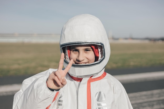 Portret van een glimlachend meisje in een astronautenkostuum empowered girl concept internationale vrouwendag