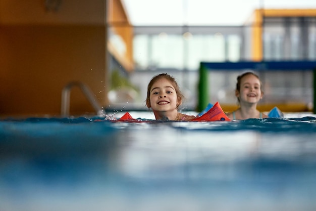 Foto portret van een glimlachend meisje in het zwembad