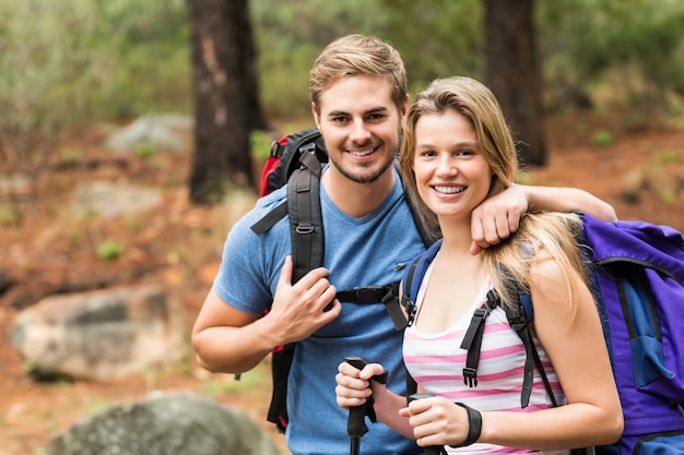 Portret van een glimlachend wandelaarspaar