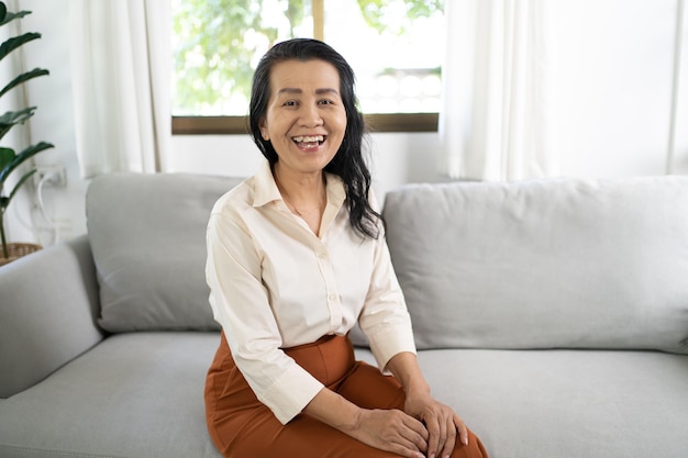 Portret van een glimlachende Aziatische vrouw van middelbare leeftijd.