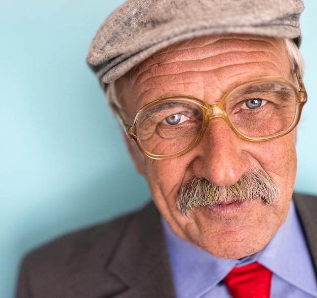 Portret van een glimlachende en zekere rijpe zakenman met snor en grijs haar