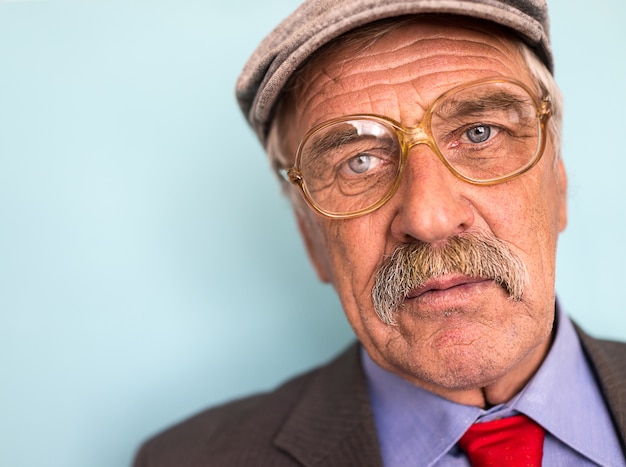 Foto portret van een glimlachende en zekere rijpe zakenman met snor en grijs haar