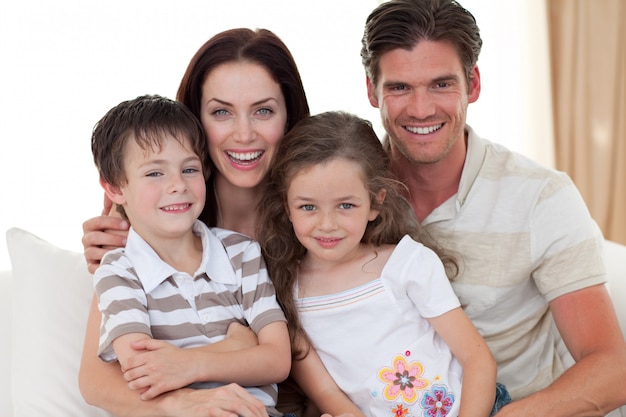 Portret van een glimlachende familie op de bank