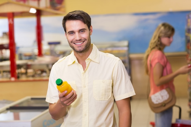 Portret van een glimlachende handome mens het kopen producten