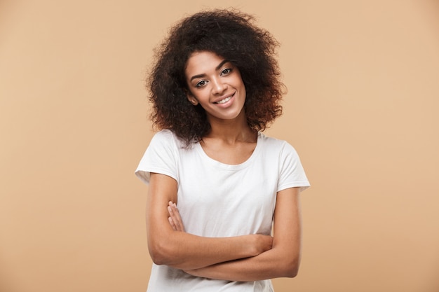 Portret van een glimlachende jonge Afrikaanse vrouw