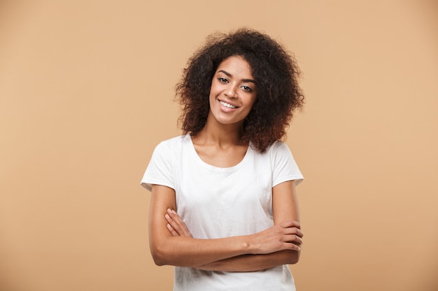 Portret van een glimlachende jonge Afrikaanse vrouw