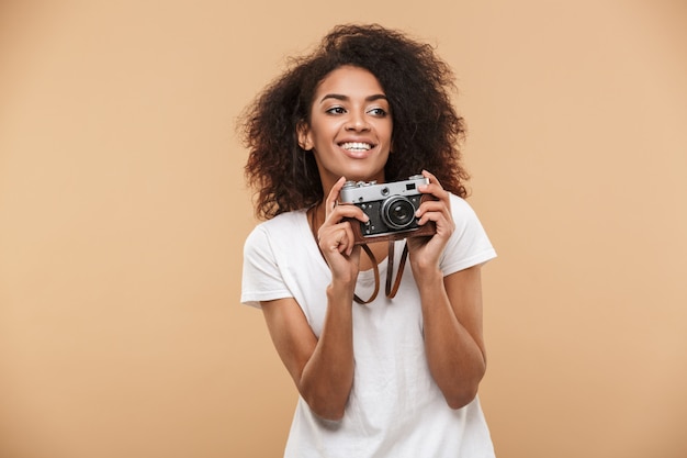 Portret van een glimlachende jonge Afrikaanse vrouw