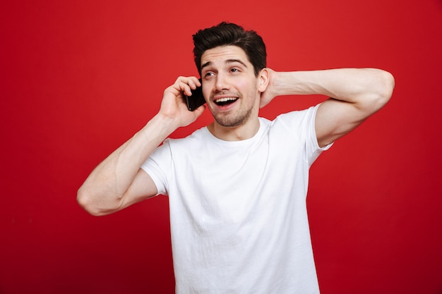 Portret van een glimlachende jonge man in wit t-shirt praten