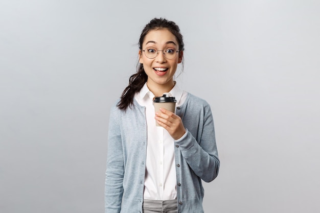 Portret van een glimlachende jonge man op een witte achtergrond