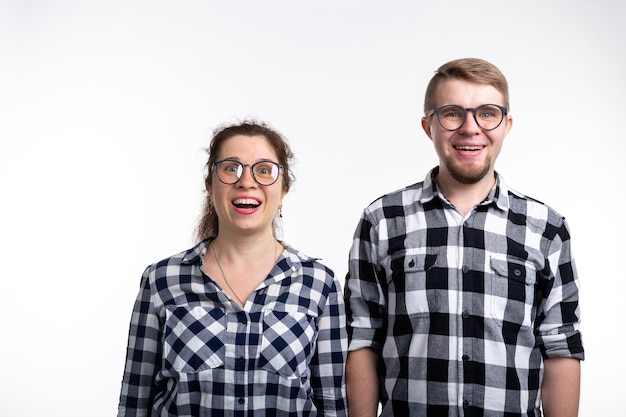 Foto portret van een glimlachende jonge man tegen een witte achtergrond