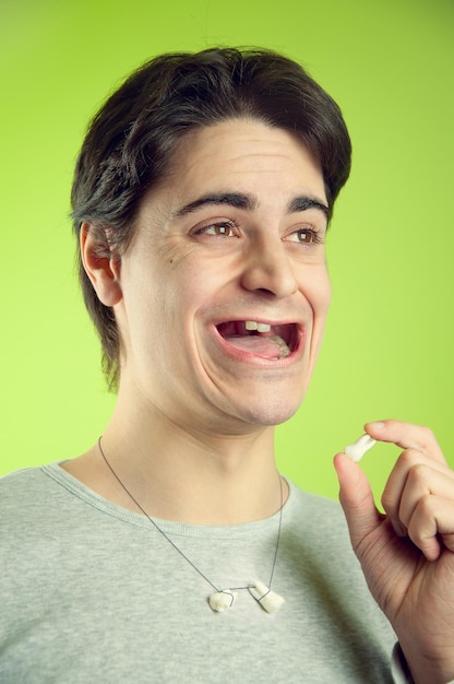 Foto portret van een glimlachende jonge man