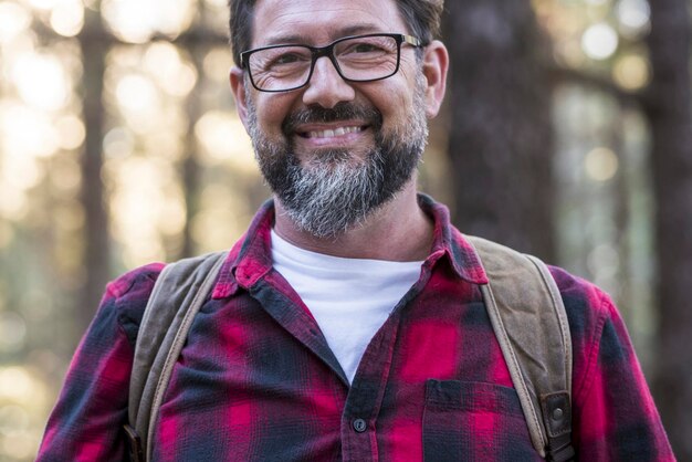 Foto portret van een glimlachende jonge man