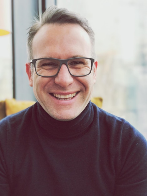 Portret van een glimlachende jonge man