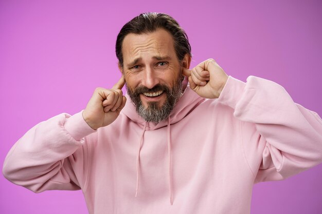 Foto portret van een glimlachende jonge man