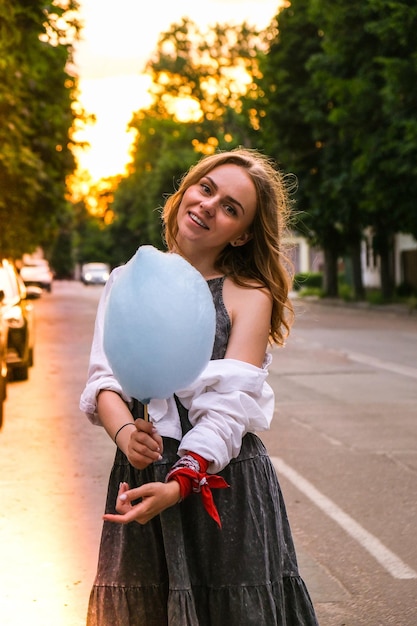 Portret van een glimlachende jonge vrouw die buiten staat