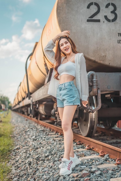 Portret van een glimlachende jonge vrouw die op het spoor staat