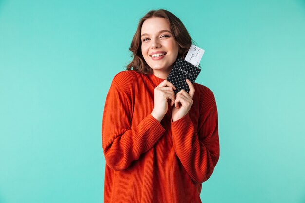 Portret van een glimlachende jonge vrouw gekleed in trui