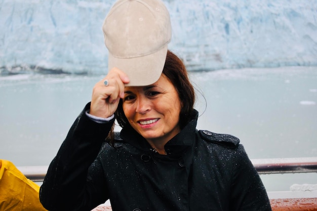 Foto portret van een glimlachende jonge vrouw in de winter