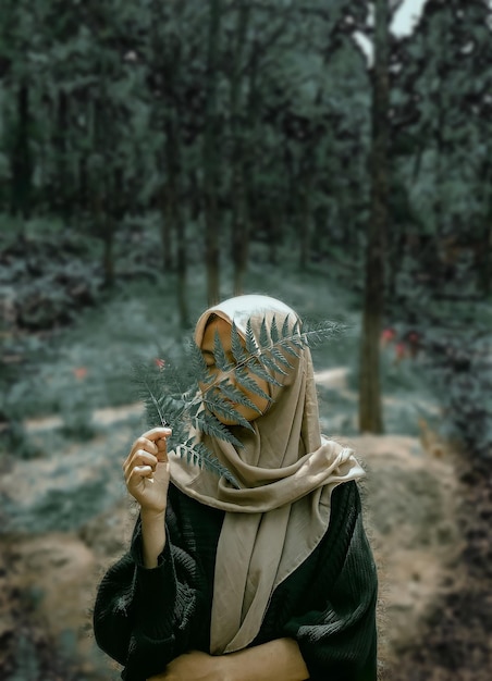 Foto portret van een glimlachende jonge vrouw in het bos