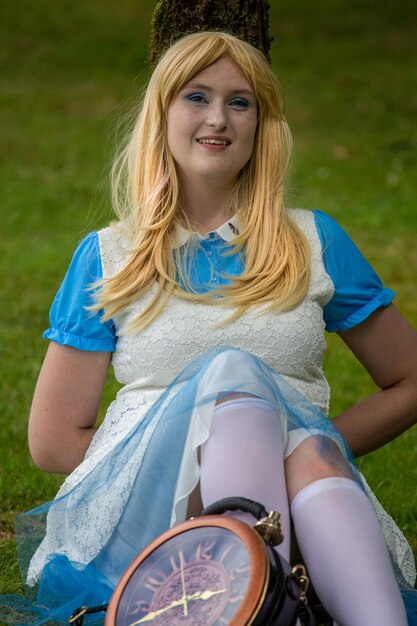 Foto portret van een glimlachende jonge vrouw in het veld