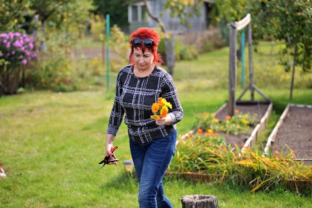 Portret van een glimlachende jonge vrouw met een bloem in haar hand