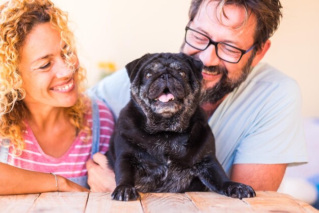 Portret van een glimlachende jonge vrouw met een hond
