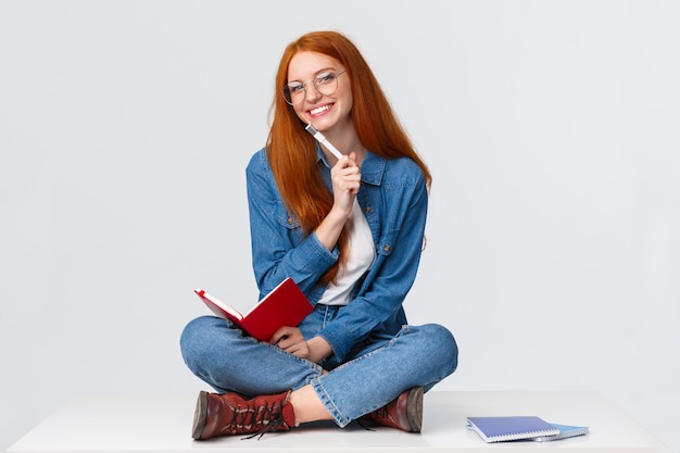 Foto portret van een glimlachende jonge vrouw met een mobiele telefoon