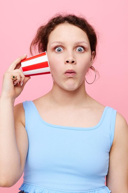 Foto portret van een glimlachende jonge vrouw met een mobiele telefoon