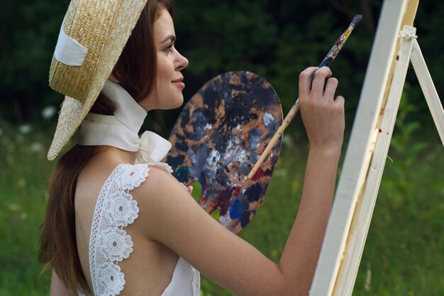 Foto portret van een glimlachende jonge vrouw met een paraplu