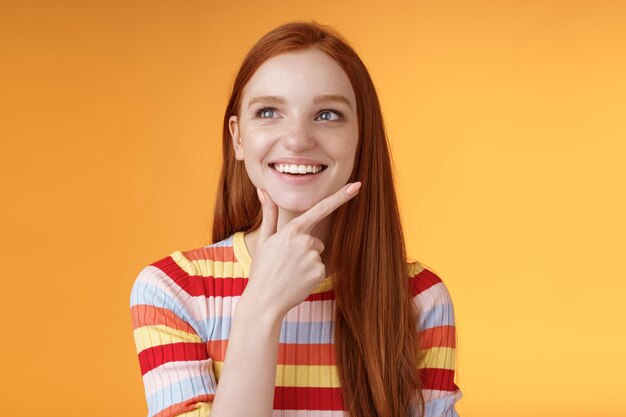 Portret van een glimlachende jonge vrouw op een gele achtergrond