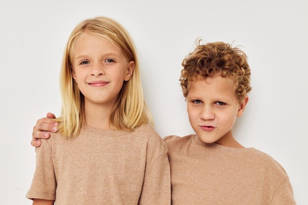 Portret van een glimlachende jonge vrouw op een witte achtergrond