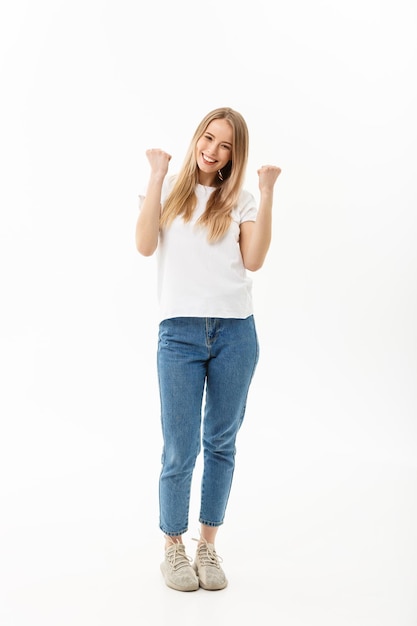 Foto portret van een glimlachende jonge vrouw op een witte achtergrond