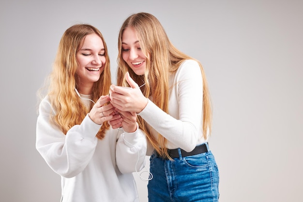 Portret van een glimlachende jonge vrouw op een witte achtergrond