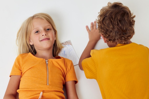 Portret van een glimlachende jonge vrouw op een witte achtergrond