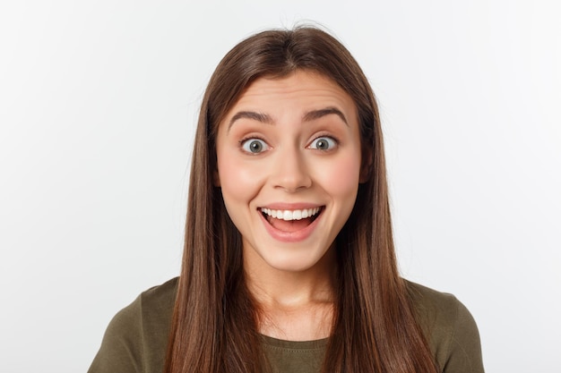 Foto portret van een glimlachende jonge vrouw op een witte achtergrond