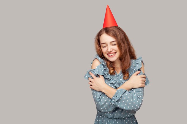 Portret van een glimlachende jonge vrouw op een witte achtergrond