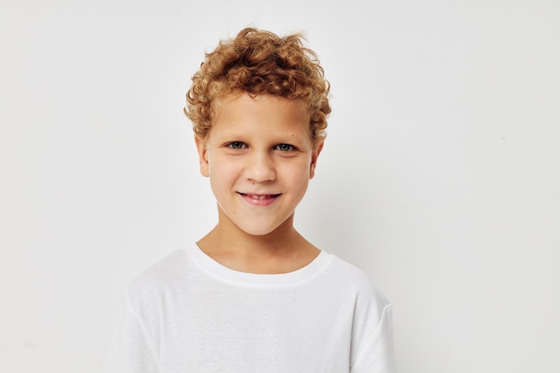 Portret van een glimlachende jonge vrouw op een witte achtergrond