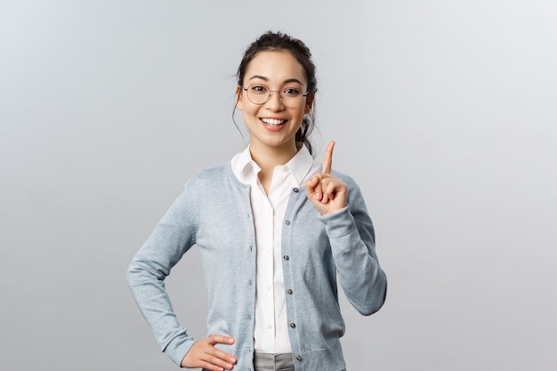 Portret van een glimlachende jonge vrouw op een witte achtergrond