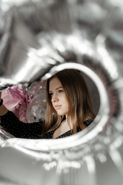 Portret van een glimlachende jonge vrouw