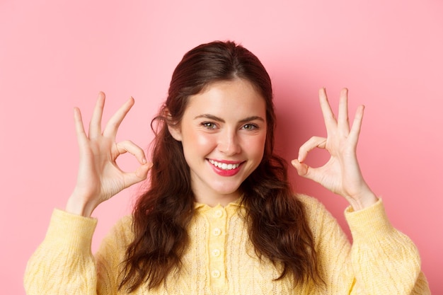 Foto portret van een glimlachende jonge vrouw