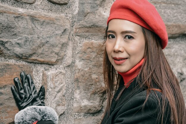 Foto portret van een glimlachende jonge vrouw