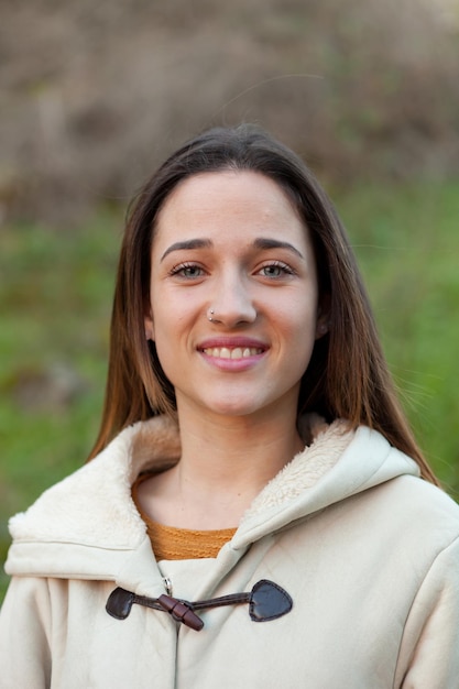 Foto portret van een glimlachende jonge vrouw