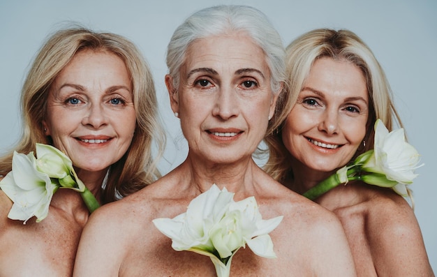 Foto portret van een glimlachende jonge vrouw