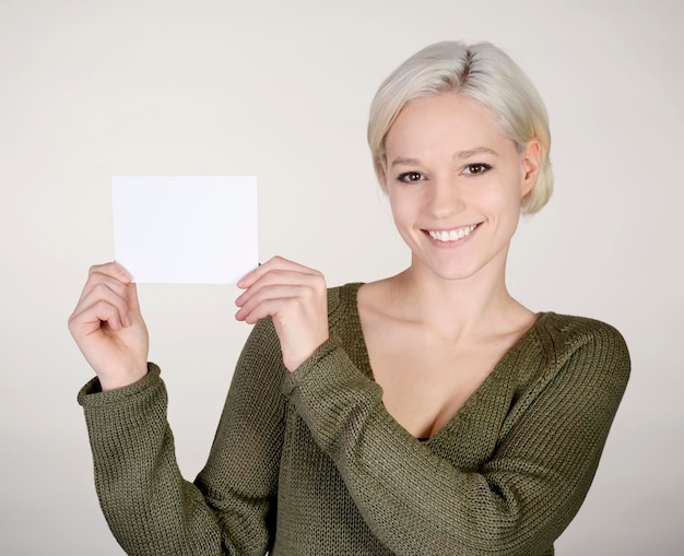 Foto portret van een glimlachende jonge vrouw