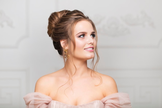 Portret van een glimlachende jonge vrouw