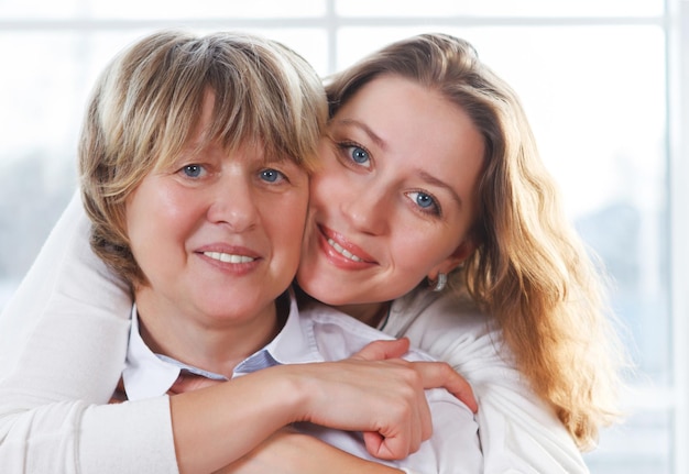 Portret van een glimlachende jonge vrouw