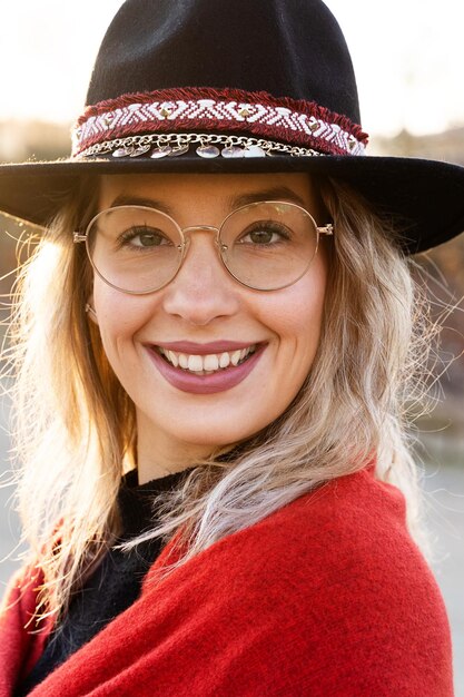 Foto portret van een glimlachende jonge vrouw